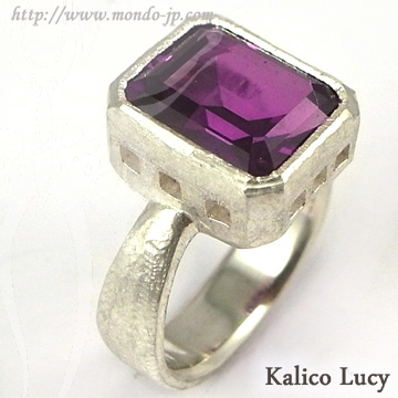BIGBLACKMARIA(ビッグブラックマリア)/Kalico Lucy(カリコ ルーシー)の2012年10月新作kl057合成アレキサンドライトを使用したミステリアスなリング!石が無くなり次第廃盤です急げ!側面より。正規取扱店:関西圏大阪の拘りセレクトショップMondo(モンド) BIGBLACKMARIA ビッグブラックマリア Kalico Lucy カリコ ルーシー 2012年10月新作 kl057 合成アレキサンドライト Synthetic Alexandrite リング 指輪 限定品 シルバーアクセサリー メンズ レディース ユニセックス ドメスティック ブランド 東京