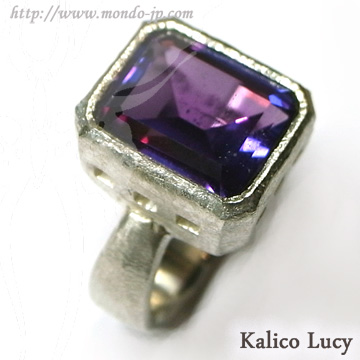 BIGBLACKMARIA(ビッグブラックマリア)/Kalico Lucy(カリコ ルーシー)の2012年10月新作kl057合成アレキサンドライトを使用したミステリアスなリング!石が無くなり次第廃盤です急げ!石の色の変化側面より。正規取扱店:関西圏大阪の拘りセレクトショップMondo(モンド) BIGBLACKMARIA ビッグブラックマリア Kalico Lucy カリコ ルーシー 2012年10月新作 kl057 合成アレキサンドライト Synthetic Alexandrite リング 指輪 限定品 シルバーアクセサリー メンズ レディース ユニセックス ドメスティック ブランド 東京