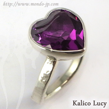 BIGBLACKMARIA(ビッグブラックマリア)/Kalico Lucy(カリコ ルーシー)の2012年10月新作kl058合成アレキサンドライトのファンシーカット(ハート)を使用したミステリアスなリング!石が無くなり次第廃盤です急げ!側面より。正規取扱店:関西圏大阪の拘りセレクトショップMondo(モンド) BIGBLACKMARIA ビッグブラックマリア Kalico Lucy カリコ ルーシー 2012年10月新作 kl058 合成アレキサンドライト Synthetic Alexandriteハート リング 指輪 限定品 シルバーアクセサリー メンズ レディース ユニセックス ドメスティック ブランド 東京