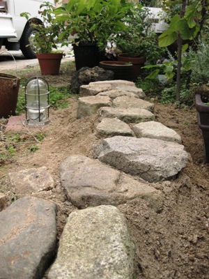 土で簡単に留めてます