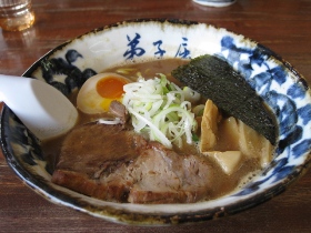 弟子屈ラーメン　魚介絞り醤油　７５０円