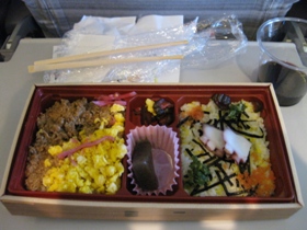 韓国旅行　１日目　JAL　機内食　二食丼御膳『二食そぼろ御飯　たらこちらし寿司』