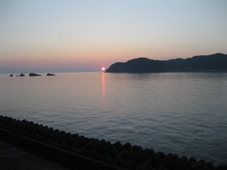 南紀　3日目　南紀串本温泉　「浦島ハーバーホテル　ハーバーイン」　客室の窓から見た朝日　５：４３