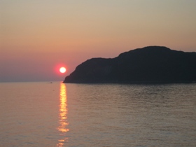 南紀　3日目　南紀串本温泉　「浦島ハーバーホテル　ハーバーイン」　客室の窓から見た朝日　５：４５