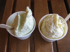 フラノマルシェ　「ジェラ―ト　ふらの」アスパラ・コーン　各２５０円