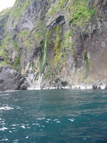 道東みどころ大満喫！知床・知床遊覧船　4　「男の涙（森脇の沢）」