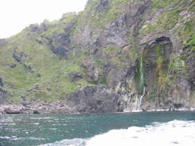 道東みどころ大満喫！知床・知床遊覧船　5　「男の涙（森脇の沢）」