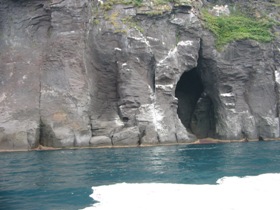 道東みどころ大満喫！知床・知床遊覧船　6　「クンネポール（黒い穴）」