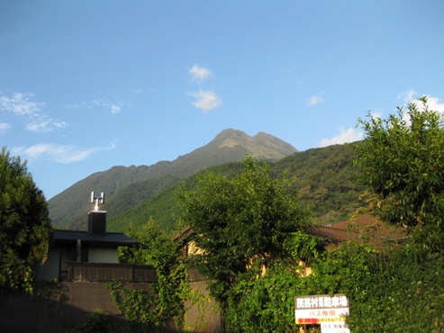 湯布院観光　湯の坪街道散策　由布岳