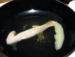 九州　黒川温泉郷　「湯峡の響き　優彩」夕食　「旬の和食会席膳・長月の膳」吸物：松茸　焼き茄子　つる葉　すだち他