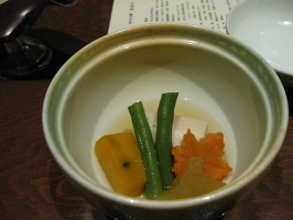 九州　黒川温泉郷　「湯峡の響き　優彩」夕食　「旬の和食会席膳・長月の膳」煮物：紅ずわい高野豆腐　インゲン　イチョウ冬瓜　紅葉人参　南京