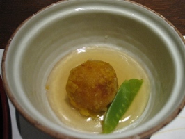 九州　黒川温泉郷　「湯峡の響き　優彩」夕食　「旬の和食会席膳・長月の膳」温物：南瓜饅頭　キヌサヤ　銀あん