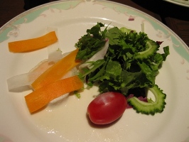 九州　黒川温泉郷　「湯峡の響き　優彩」夕食　「旬の和食会席膳・長月の膳」サラダ：優彩サラダ　豆腐ドレッシング