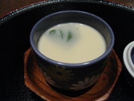 九州　黒川温泉郷　「湯峡の響き　優彩」夕食　「旬の和食会席膳・長月の膳」強肴：梅蒸し