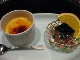 九州　黒川温泉郷　「湯峡の響き　優彩」夕食　「旬の和食会席膳・長月の膳」水菓子：クリームブリュレ（小国ジャージ―牛乳使用）季節のフルーツ