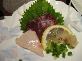 九州　黒川温泉郷　「湯峡の響き　優彩」夕食　「旬の和食会席膳・長月の膳」名物：馬刺　あしらい一式