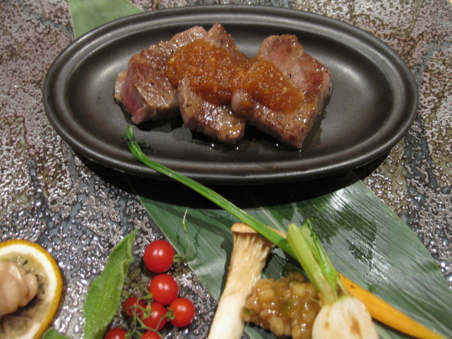 支笏湖第一寶亭留翠山亭　夕食　焼物：白老産黒毛和牛ロース肉　鱈白子柚庵焼　焼野菜　3