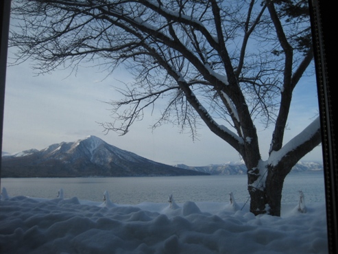 2013.01　支笏湖　レイクサイドヴィラ翠明閣　朝食　1　レストランの窓の風景