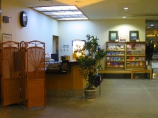 12稚内　ホテルおかべ汐彩亭　フロントロビー