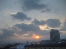 38稚内　ホテルおかべ汐彩亭　客室窓からみた朝日　