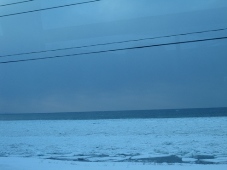 141発掘「てっぺん　宗谷探検隊」バスの車内からみた流氷