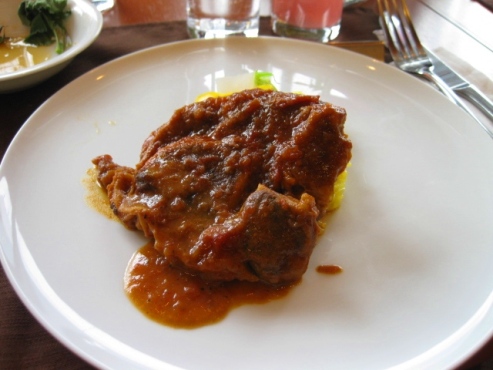 仔牛すね肉の煮込み　グレモラータ風味　ミラノ風リゾット添え