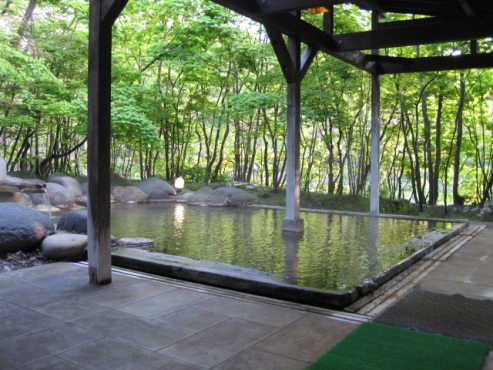 上の湯温泉『温泉旅館　銀婚湯』浴場　渓流の湯の露天風呂