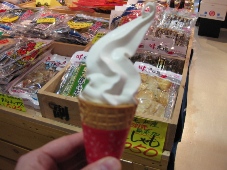 稚内牛乳　ソフトクリーム（バニラ　Ｓ　２００円）