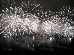 第６３回　勝毎花火（20：33）第４部
