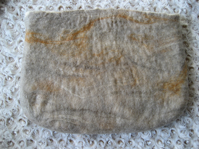 羊毛フェルト製作中カバン0