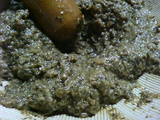 すり鉢でカレーペースト作り。