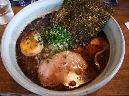 黒豚骨醤油ラーメン　太麺