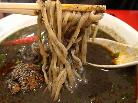 老虎麺飯城　縮れ麺