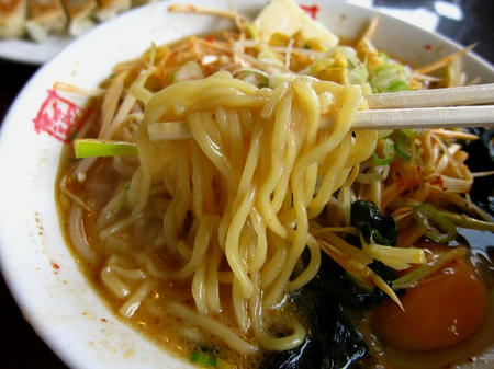 おおぎやラーメン　ネギみそスタミナ　麺