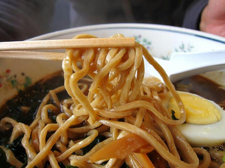 けんちゃんらーめん　黒小麦麺