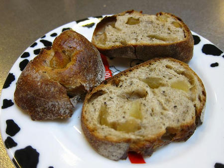 パン工房NOBI　生姜紅茶とリンゴのライ麦パン