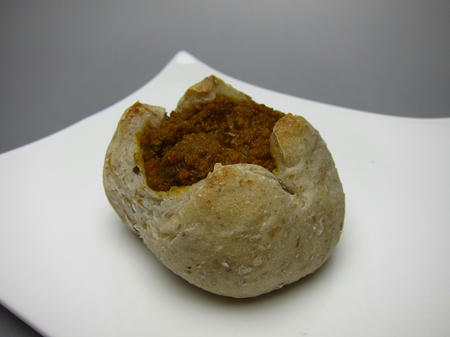 ベーカリーカフェ パン工房 ハイジ　ライ麦カレーパン