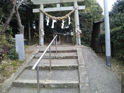 馬伏塚城跡にある神社.jpg