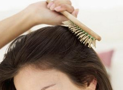 シャンプーの後ブラッシングしている女性