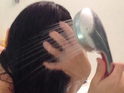 髪を洗っている女性