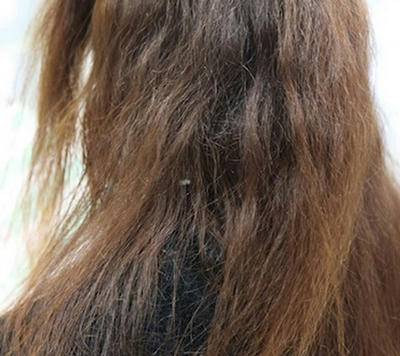 傷んだ髪の女性