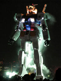 夜のガンダムも迫力！