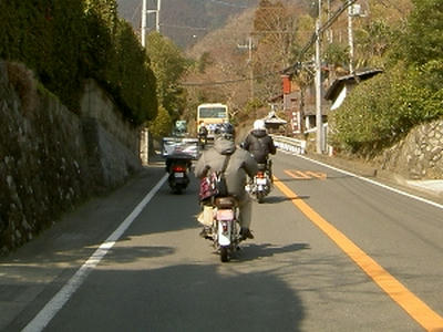 バスにベッタリ。