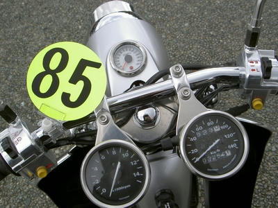 ８５
