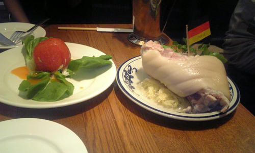 肉とサラダ