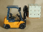 荷をリフトして右を向いているフォークリフトの模型