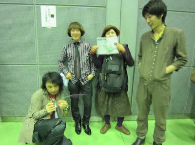 4人