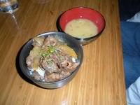 牛スジ丼とお味噌汁