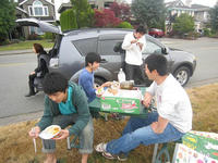 カップ麺を食す人達
