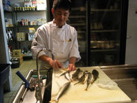 釣った魚を仕込む私